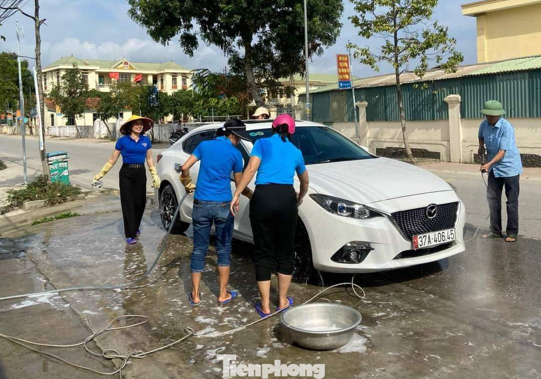 Không phải là một người rửa xe chuyên nghiệp nhưng các nữ đoàn viên vẫn thực hiện thuần thục đầy đủ các quy trình rửa xe cơ bản như tưới bọt, lau xe, xịt nước, lau khô. Sau khi rửa, những chiếc xe sạch đẹp và làm hài lòng mọi người.