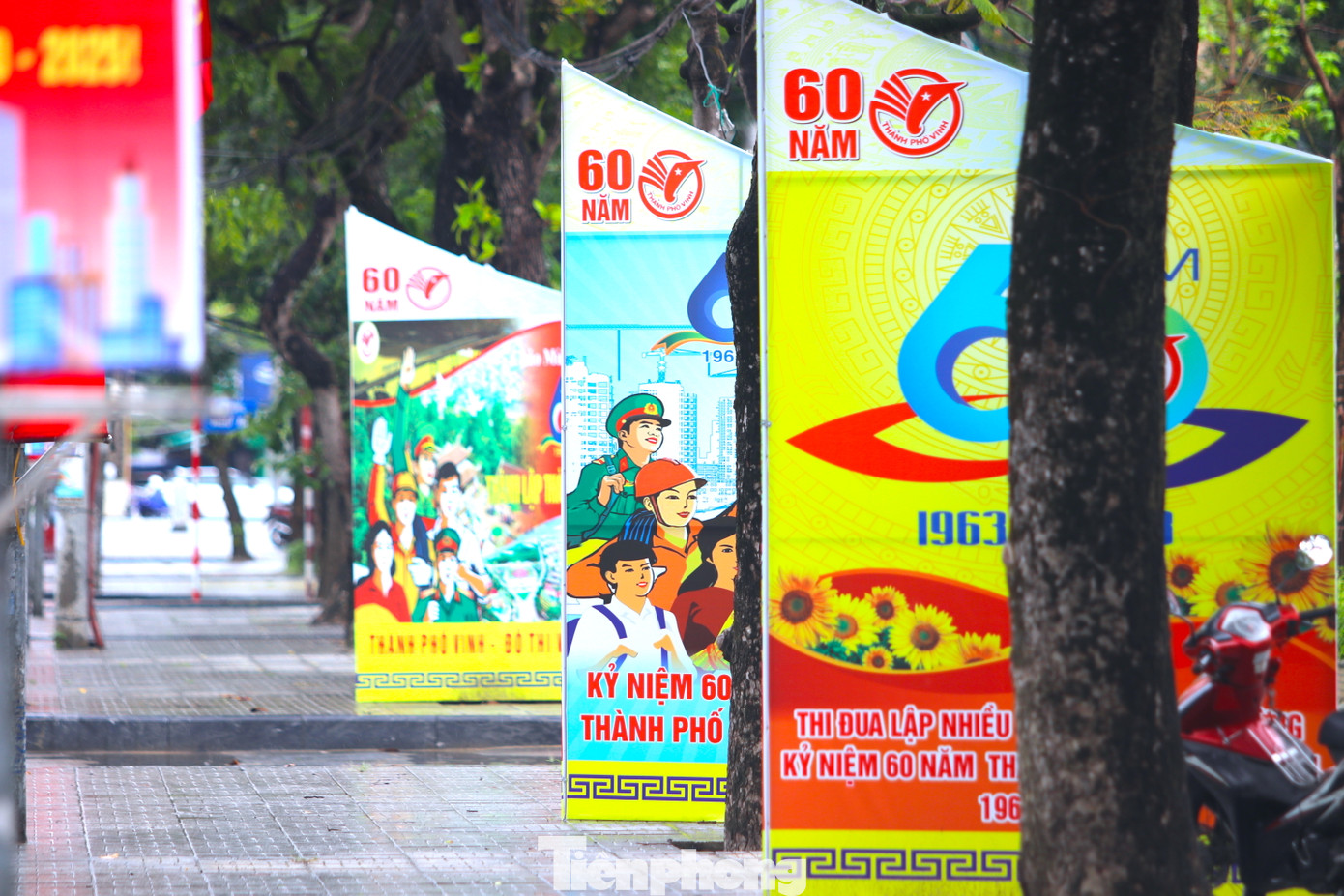 Các tuyến phố ở thành phố Vinh được đầu tư xây dựng, chỉnh trang sạch đẹp và rực rỡ cờ hoa.