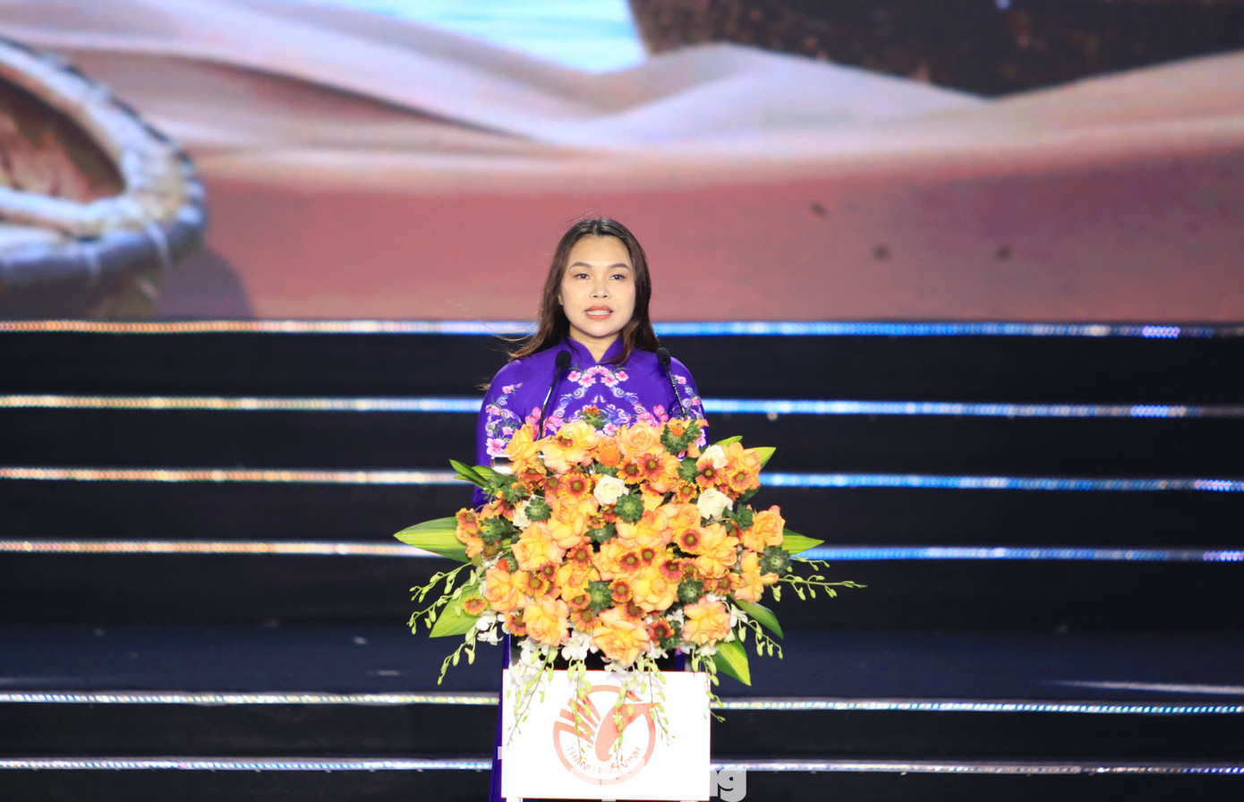 Phát biểu tại buổi lễ, bà Trần Thị Cẩm Tú - Phó Chủ tịch UBND TP. Vinh - chia sẻ, với mục tiêu phát triển du lịch trở thành kinh tế mũi nhọn của Trung ương và địa phương, tỉnh Nghệ An đã có những chủ trương, quyết sách để thúc đẩy sự phát triển của du lịch biển Cửa Lò. Những năm qua, Cửa Lò có nhiều thay đổi với diện mạo đẹp hơn, sạch hơn, đa dạng các loại hình dịch vụ cũng như xây dựng một môi trường du lịch an toàn, thân thiện, văn minh để chào đón, phục vụ du khách trong và ngoài nước.