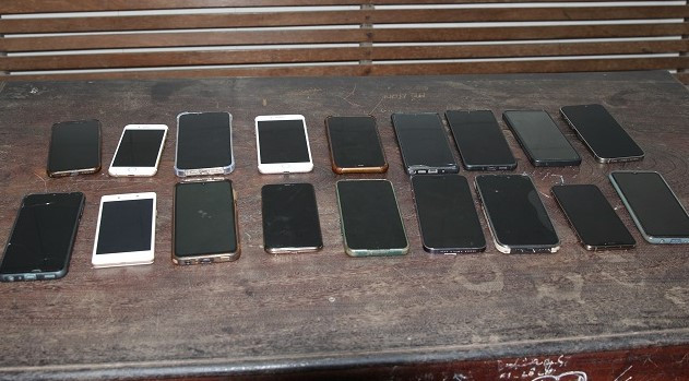 Những chiếc điện thoại mà các đối tượng dùng để cá độ bóng đá bị công an thu giữ.