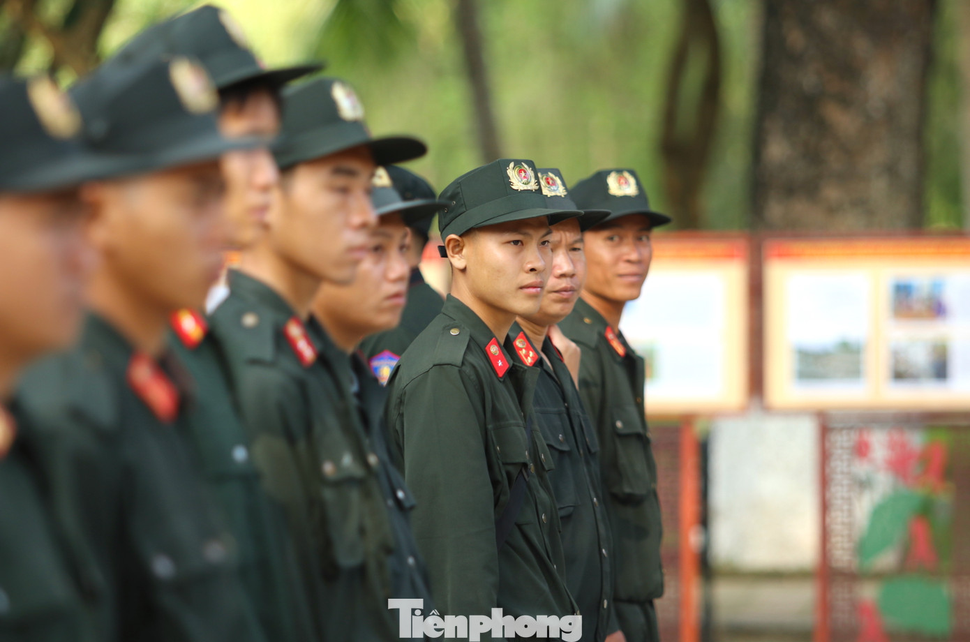 Từ sáng sớm, 126 cán bộ, chiến sỹ, đoàn viên thanh niên của Trung đoàn Cảnh sát Cơ động Bắc Trung Bộ đã có mặt và chuẩn bị sẵn sàng các dụng cụ lao động, vệ sinh để cùng các cán bộ nhân viên Khu Di tích Kim Liên dọn dẹp vệ sinh môi trường.