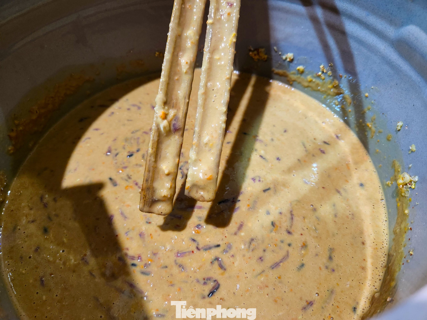 “Vỏ quýt khô, nghệ, hành tăm, gừng thì được giã nhỏ. Sau khi cho rươi vào hũ sành, lượng gia vị sẽ được nêm theo công thức nhất định rồi dùng đũa tre để đánh rươi thật nhuyễn. Điều quan trọng trong muối rươi là không để nước lạnh rơi vào. Nếu một giọt nước rơi vào thì cả hũ rươi sẽ hỏng”, chị Lan chia sẻ.