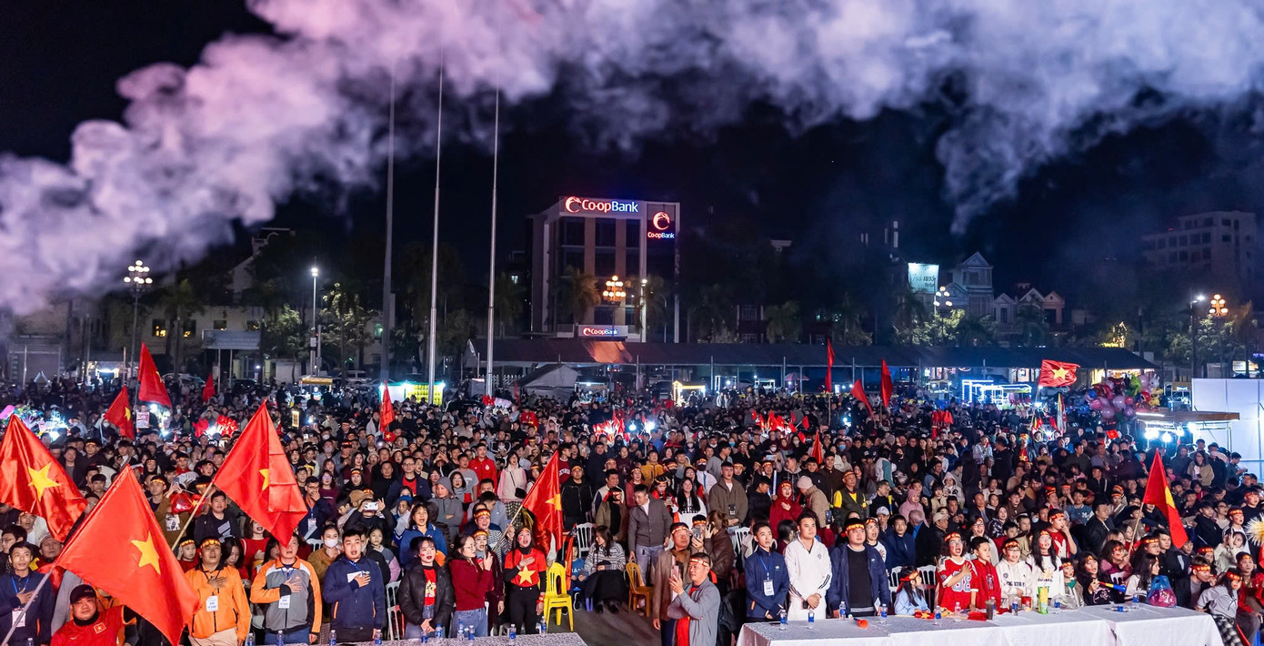 Tại thành phố Thanh Hóa (Thanh Hóa), hàng ngàn cổ động viên tập trung trước màn hình lắp đặt tại Quảng trường Lam Sơn (TP. Thanh Hóa) cổ vũ, mừng chiến thắng.