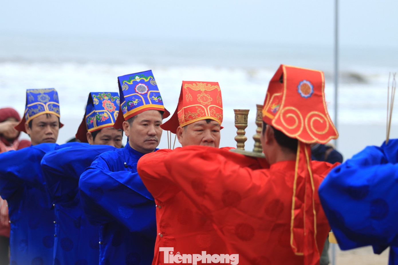 Các vị chủ lễ và đại biểu trang nghiêm thực hiện các nghi lễ, dâng hương trong lễ cầu ngư.