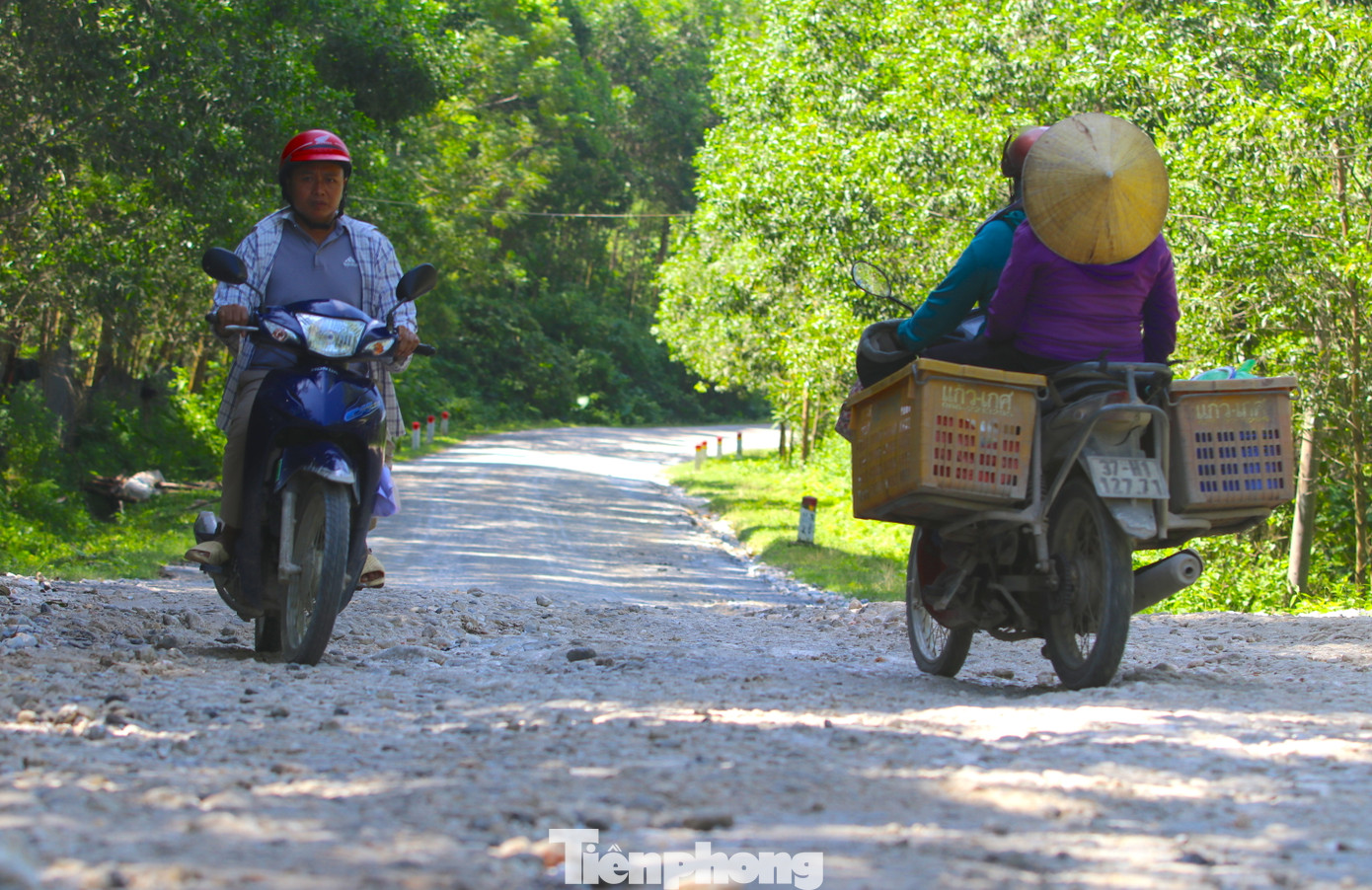 “Hầu như ngày nào tôi cũng có việc đi từ xã ra huyện. Nhưng đi qua con đường này đúng là hết khổ. Nắng thì bụi không thấy đường. Mưa thì bùn bẩn lầy lội. Xe tải chở đá lớn, đi qua cứ thấy lo sợ. Nhiều lần xe xuống dốc nghiêng nên những hòn đá lớn lăn từ trên xe xuống. Chỉ mong sớm được xây dựng con đường cho sạch để người dân chúng tôi đi lại”, anh Nguyễn Văn Luân (trú xã Châu Hồng) chia sẻ.