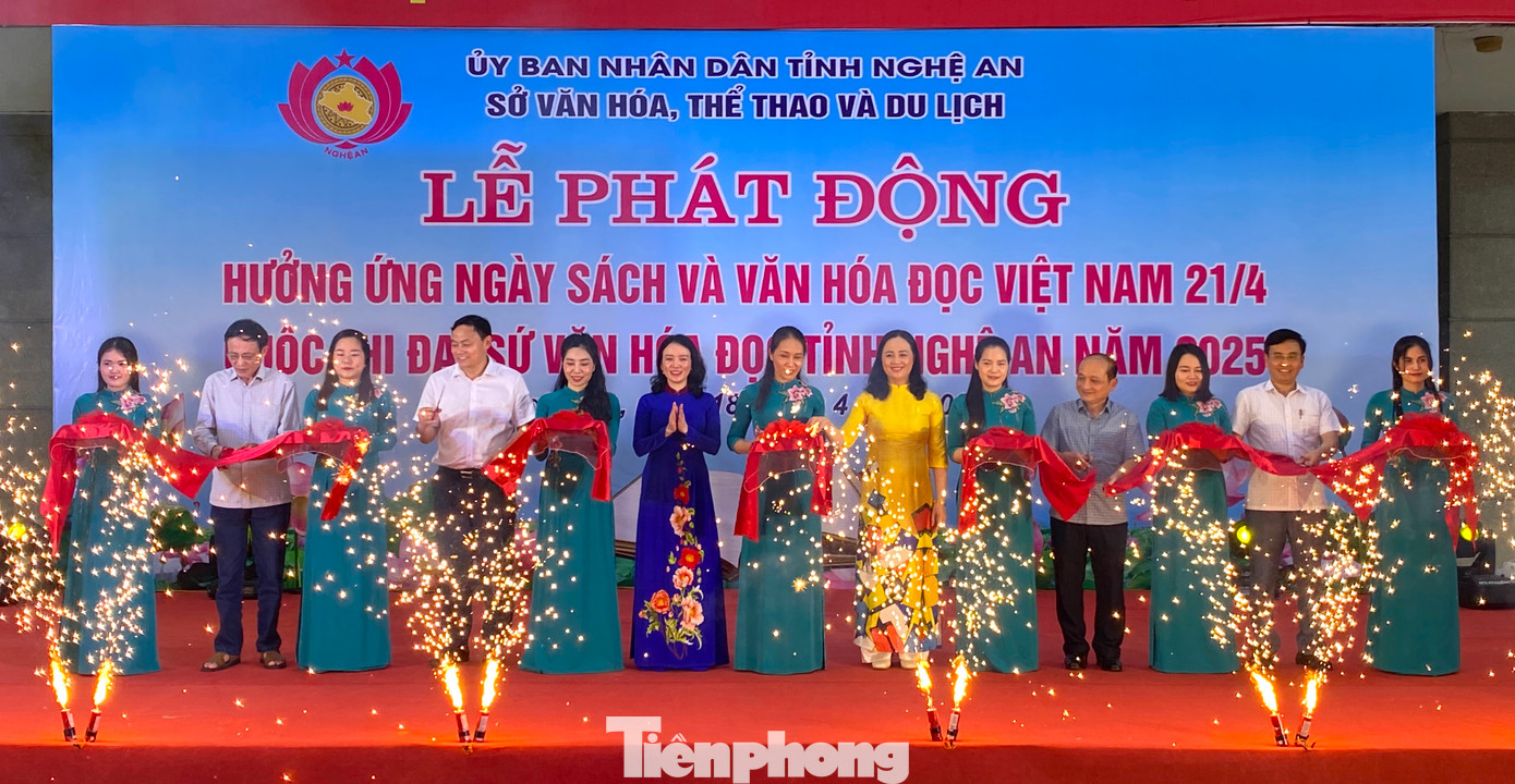 Trong khuôn khổ Ngày Sách và Văn hóa đọc (21/4), tỉnh Nghệ An tổ chức nhiều hoạt động hấp dẫn như: Triển lãm, trưng bày, tặng, bán sách; tuyên truyền giới thiệu sách về xứ Nghệ, về Chủ tịch Hồ Chí Minh ... cùng nhiều sự kiện sôi nổi khác tại các không gian trưng bày trên phố đi bộ Hồ Tùng Mậu, từ ngày 18-20/4/2025.