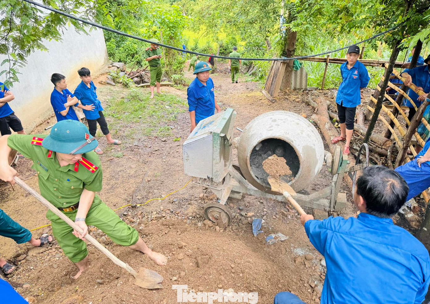 Trong ảnh, tuổi trẻ trên địa bàn huyện biên giới Kỳ Sơn (Nghệ An) triển khai công trình, phần việc thanh niên, đổ bê tông đường giao thông nông thôn cho người dân bản địa.