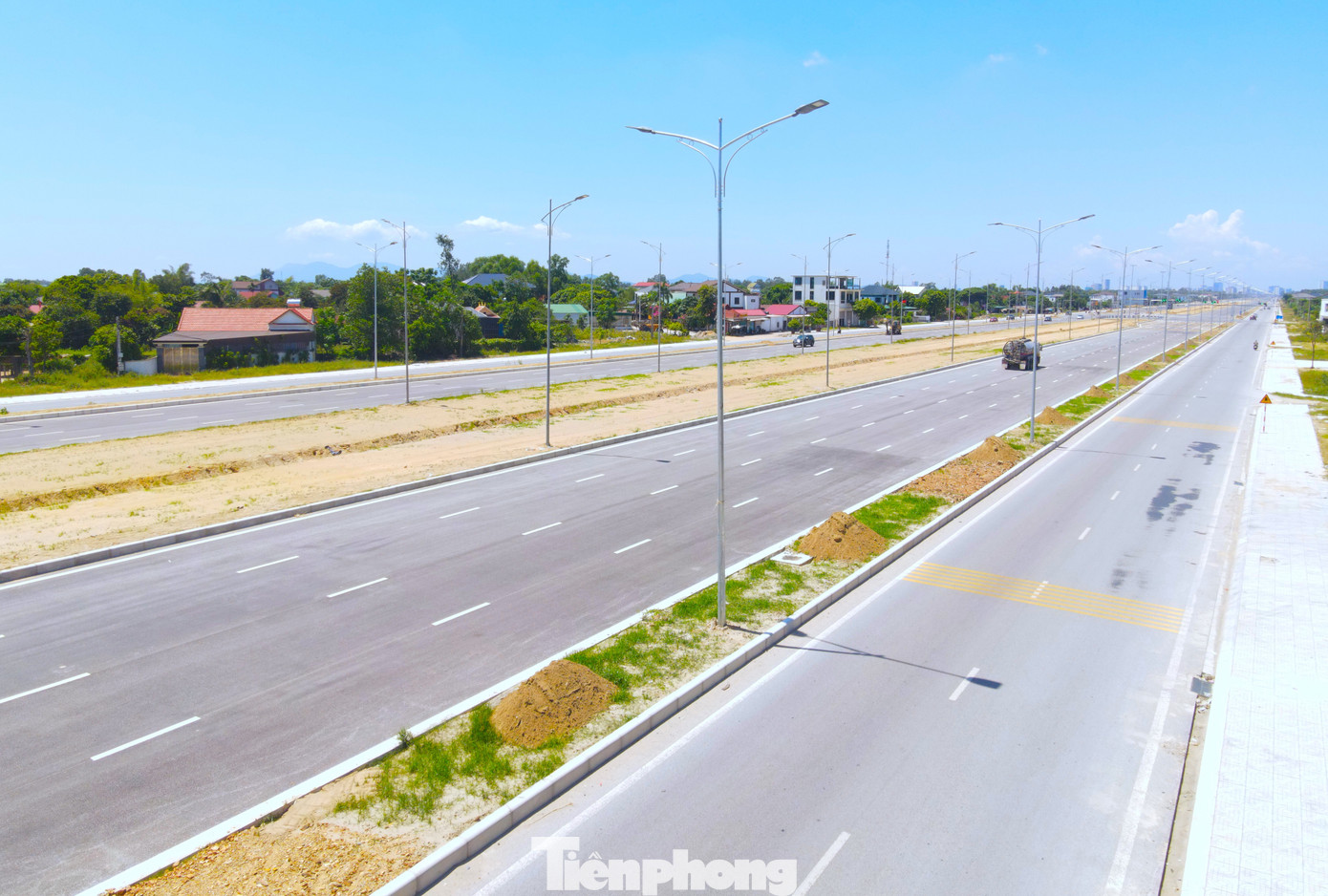 Mỗi bên đường có 6 làn xe lưu thông.