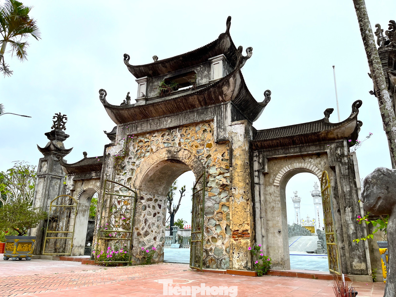 Quỳnh Đôi có 8 Di tích lịch sử văn hoá quốc gia, nhiều công trình đền thờ, di tích cổ kính.