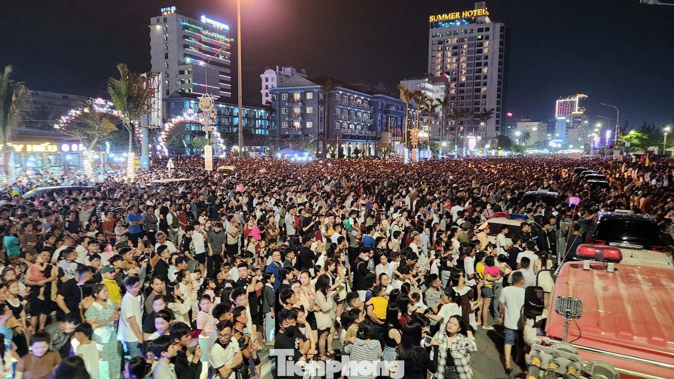 Hàng vạn du khách về tham dự đêm Khai mạc du lịch biển Cửa Lò.