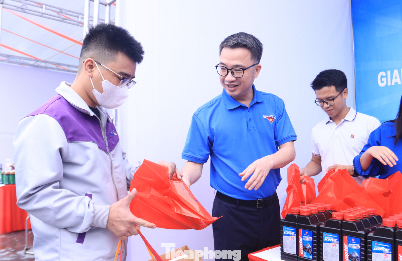 Anh Nguyễn Tường Lâm - Bí thư T.Ư Đoàn trao quà cho các thanh niên công nhân tại gian hàng. Anh Nguyễn Tường Lâm - Bí thư T.Ư Đoàn trao quà cho các thanh niên công nhân tại gian hàng.