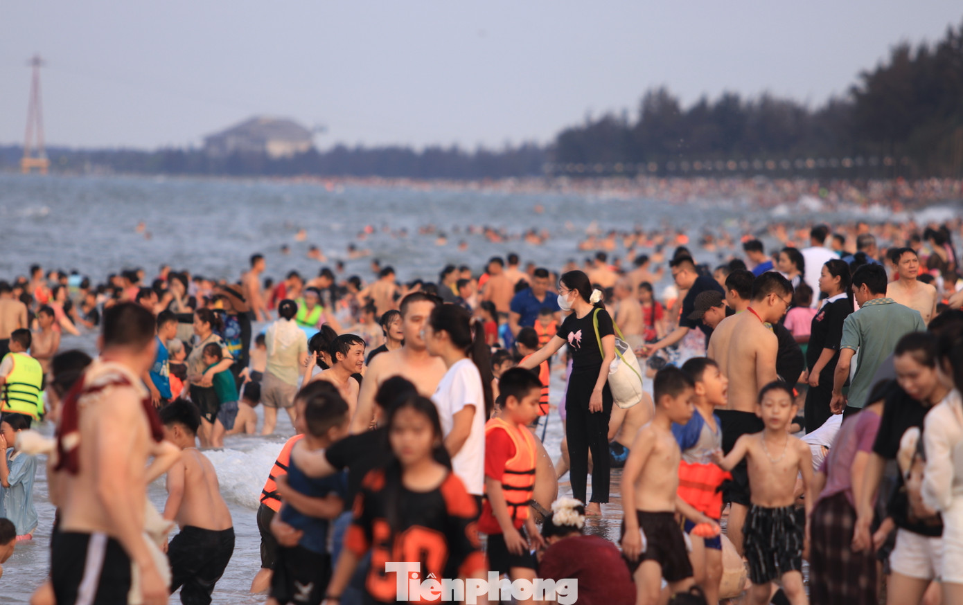 Bờ cát biển Cửa Lò chật kín du khách. Bờ cát biển Cửa Lò chật kín du khách.