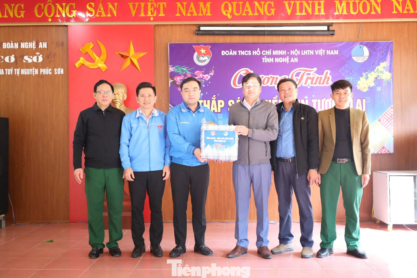 Đại diện Tỉnh Đoàn, Hội LHTN tỉnh Nghệ An tặng quà cho các cán bộ tại Cơ sở cai nghiện ma túy tự nguyện Phúc Sơn. Đại diện Tỉnh Đoàn, Hội LHTN tỉnh Nghệ An tặng quà cho các cán bộ tại Cơ sở cai nghiện ma túy tự nguyện Phúc Sơn.