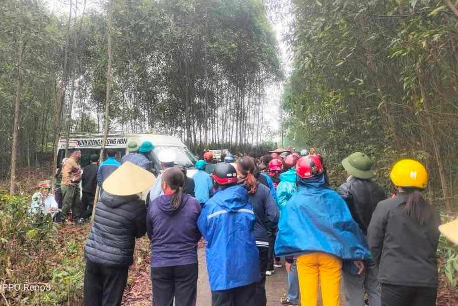 Người thân và hàng xóm đưa tang anh trai anh Phạm Văn Hiếu. Người thân và hàng xóm đưa tang anh trai anh Phạm Văn Hiếu.