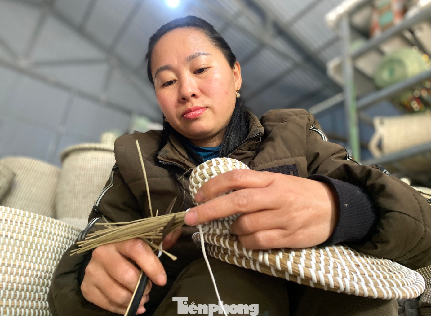 Khi đã tìm được thị trường tiêu thụ ổn định, chị Hân về các làng quê ở huyện Yên Thành, Diễn Châu, Tân Kỳ… mở lớp dạy nghề đan cói miễn phí cho phụ nữ, những người khuyết tật. Truyền nghề xong, chị Hân cung cấp nguyên vật liệu, đặt hàng và nhận bao tiêu sản phẩm để mọi người yên tâm sản xuất. Từ đó, giúp những người yếu thế có công ăn việc làm, vươn lên thoát nghèo.