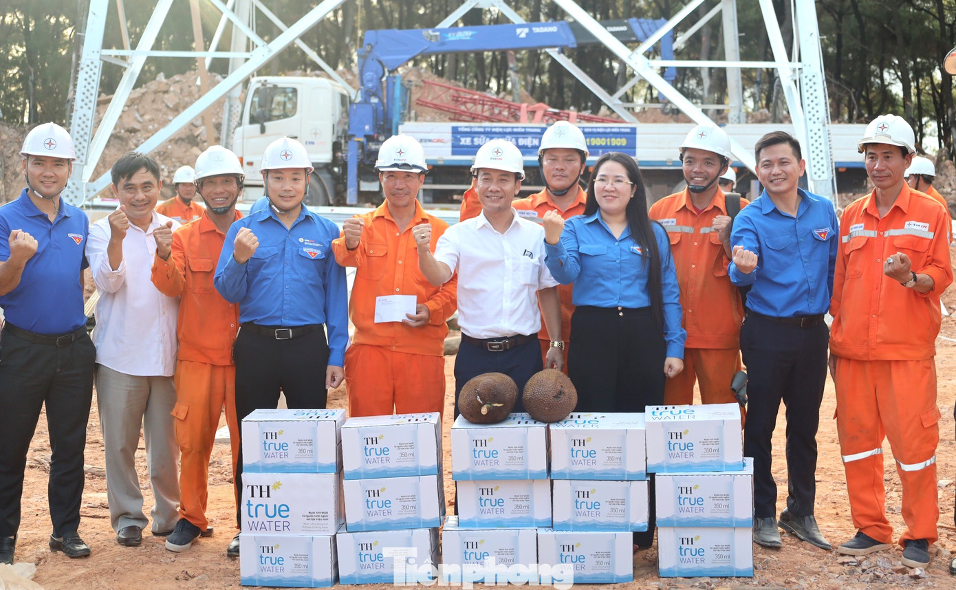 Những lời động viên, những công việc hỗ trợ, những cái nắm tay đầy quyết tâm sẽ góp phần động viên lực lượng thi công đường điện 500kV mạch 3 vượt qua khó khăn, sớm về đích đúng tiến độ.