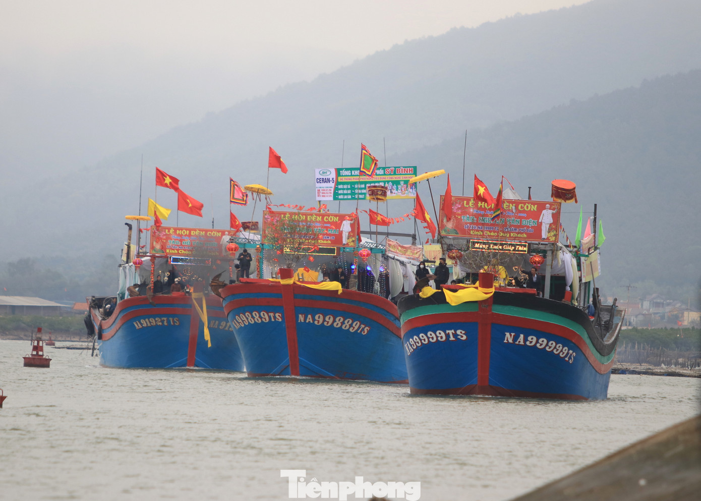 Để cổ vũ cho các đội đua, những chiếc tàu cá lớn được chủ tàu lái đến khu vực sông tổ chức giải đua để người dân lên thuyền ngồi cổ vũ. Để cổ vũ cho các đội đua, những chiếc tàu cá lớn được chủ tàu lái đến khu vực sông tổ chức giải đua để người dân lên thuyền ngồi cổ vũ.