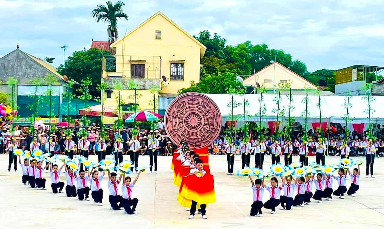 Trong các chương trình, hội diễn, các em thiếu nhi đã lồng ghép các hoạt cảnh về sự hy sinh anh dũng của các anh hùng liệt sĩ như: Anh Kim Đồng, chị Võ Thị Sáu, anh Bế Văn Đàn,…