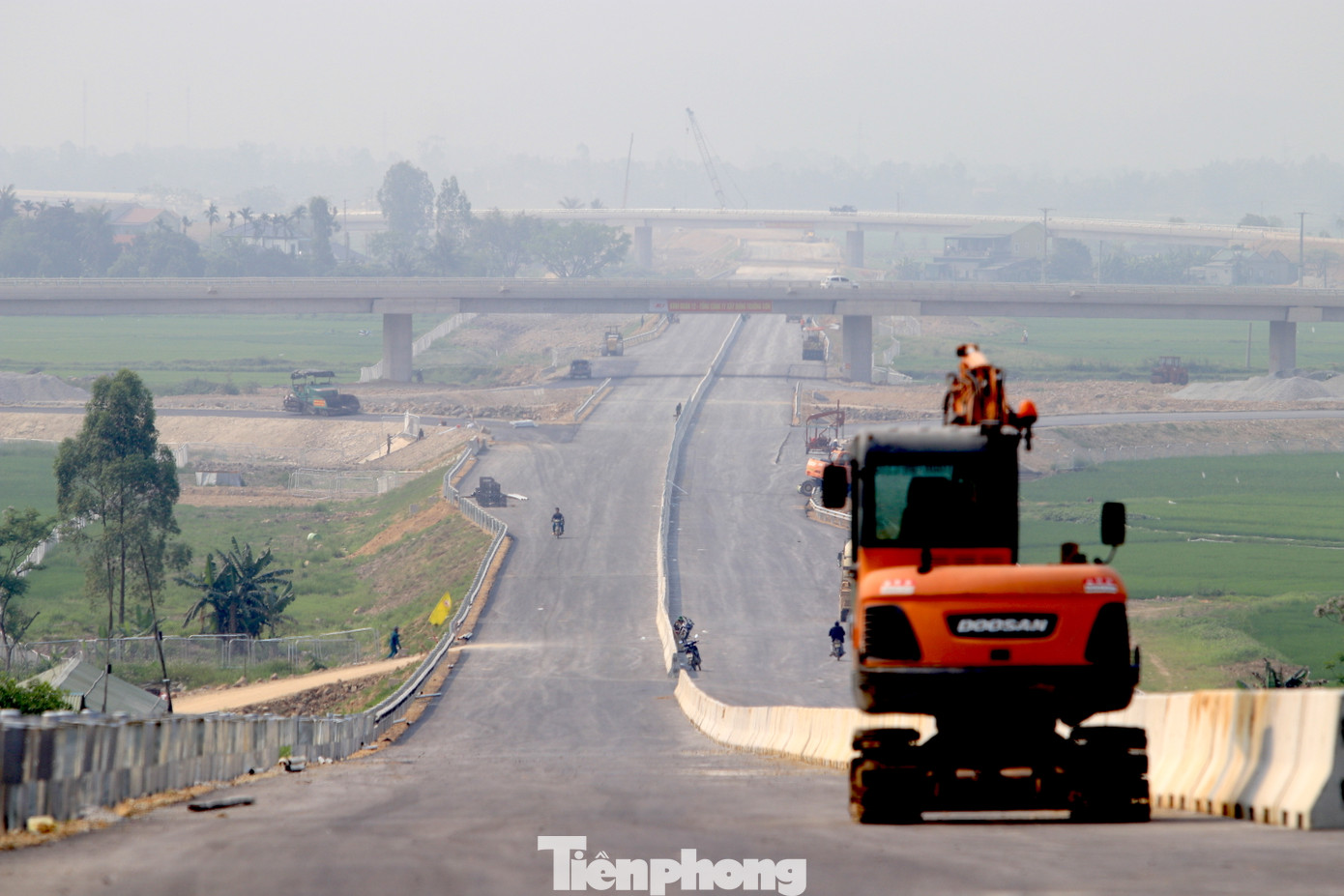 Ngoài thảm mặt đường, các đơn vị thi công đã tiến hành lắp đặt dải phân cách cứng giữa đường, dãy hộ lan 2 bên và hệ thống hàng rào sắt hành lang an toàn phía ngoài cao tốc.