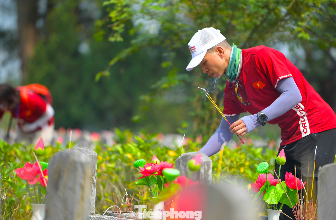 Các vận động viên dâng hương lên phần mộ các Anh hùng liệt sĩ.