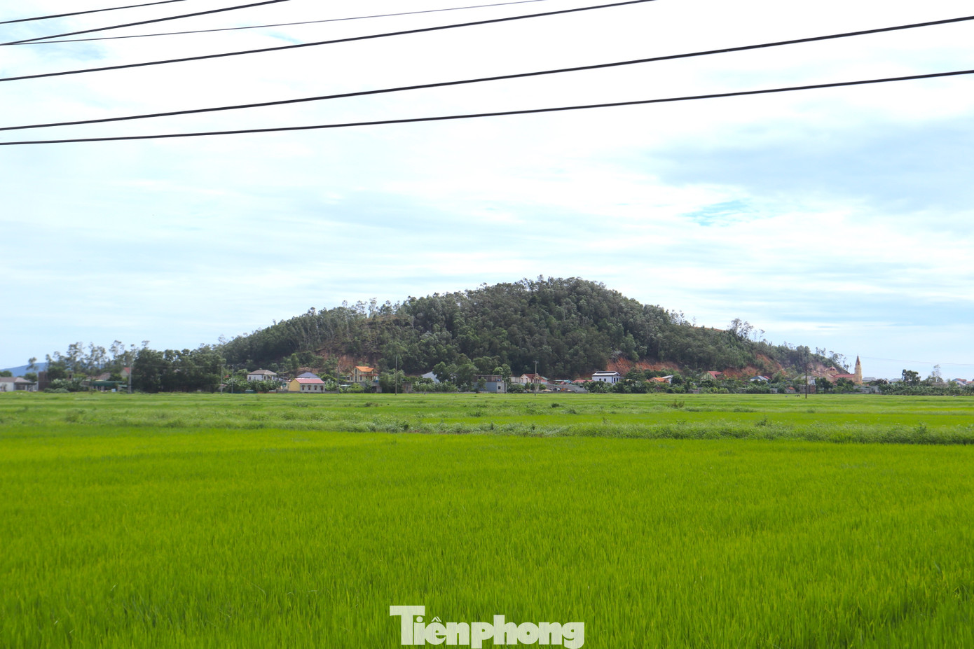 Hai ngọn núi có tên Rú Rày và Rú Rậm ở xã Hưng Yên Nam, huyện Hưng Nguyên (Nghệ An) nhiều năm trước bất ngờ xuất hiện vết nứt kéo dài cả trăm mét, chạy theo hình vòng cung triền núi. Nhiều năm qua, lượng lớn đất đá đã sạt lở xuống khiến người dân sống dưới chân núi luôn trong tình trạng nơm nớp lo sợ.