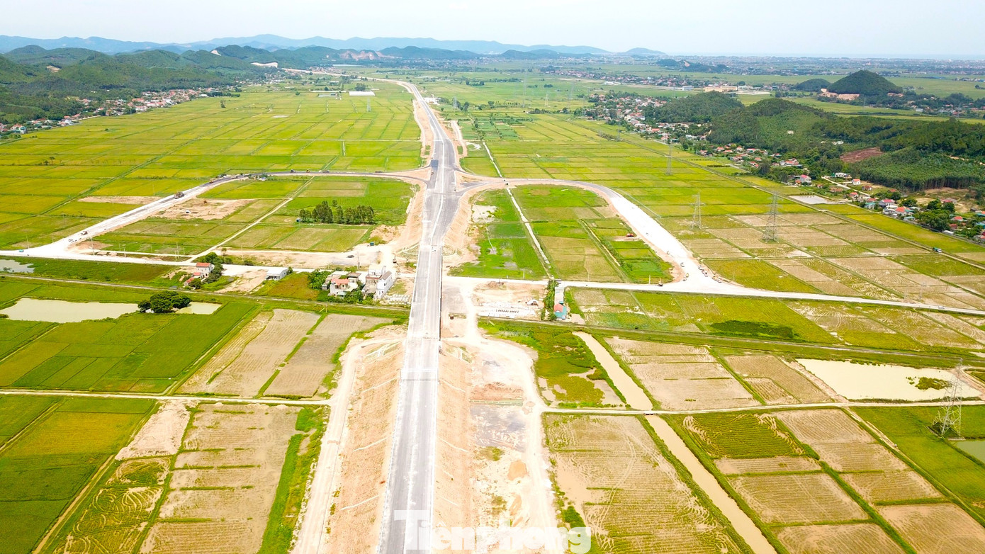 Tuyến cao tốc Bắc Nam qua địa bàn Nghệ An đoạn Nghi Sơn - Diễn Châu nhìn từ trên cao.