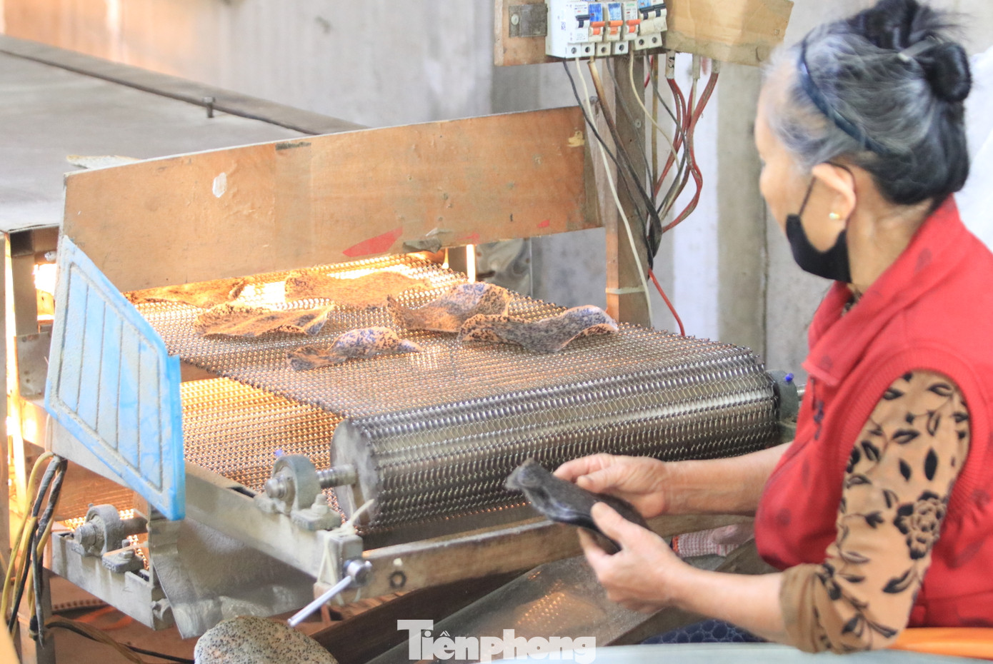 Bánh sau khi phơi sẽ được đưa vào máy nướng nhiệt. Những chiếc bánh nóng giòn, thơm ngon sẽ được các cơ sở đóng gói rồi gửi đi cho khách hàng trong và ngoài tỉnh.