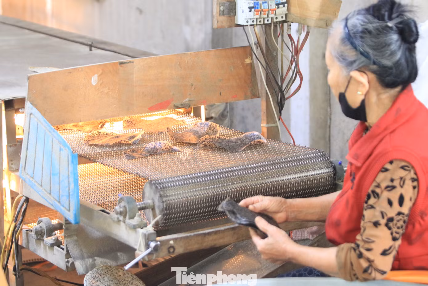 Bánh sau khi phơi sẽ được đưa vào máy nướng nhiệt. Những chiếc bánh nóng giòn, thơm ngon sẽ được các cơ sở đóng gói rồi gửi đi cho khách hàng trong và ngoài tỉnh.