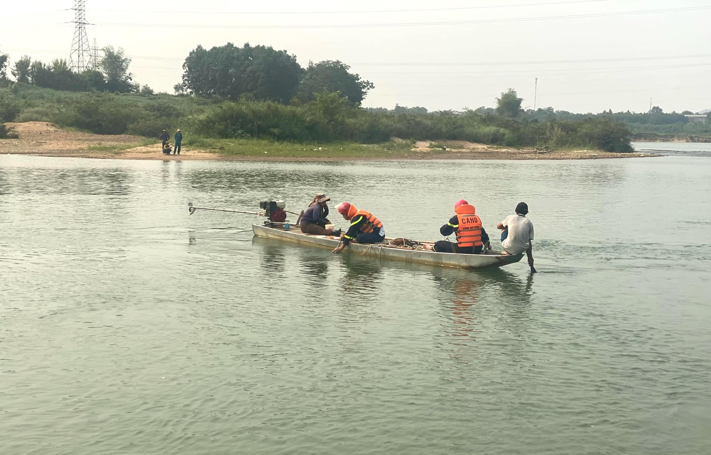 Phòng Cảnh sát PCCC&amp;CNCH Công an tỉnh Nghệ An cùng lực lượng chức năng tìm kiếm nạn nhân trên sông.