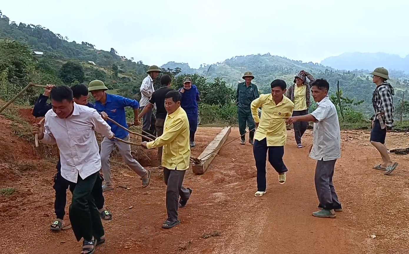 “Gỗ dựng cầu được góp từ nhiều nguồn, từ xã, từ người dân. Nhưng mọi người phải đi xa mới lấy được gỗ về để dựng cầu”, Chủ tịch xã Tri Lễ nói. “Gỗ dựng cầu được góp từ nhiều nguồn, từ xã, từ người dân. Nhưng mọi người phải đi xa mới lấy được gỗ về để dựng cầu”, Chủ tịch xã Tri Lễ nói.