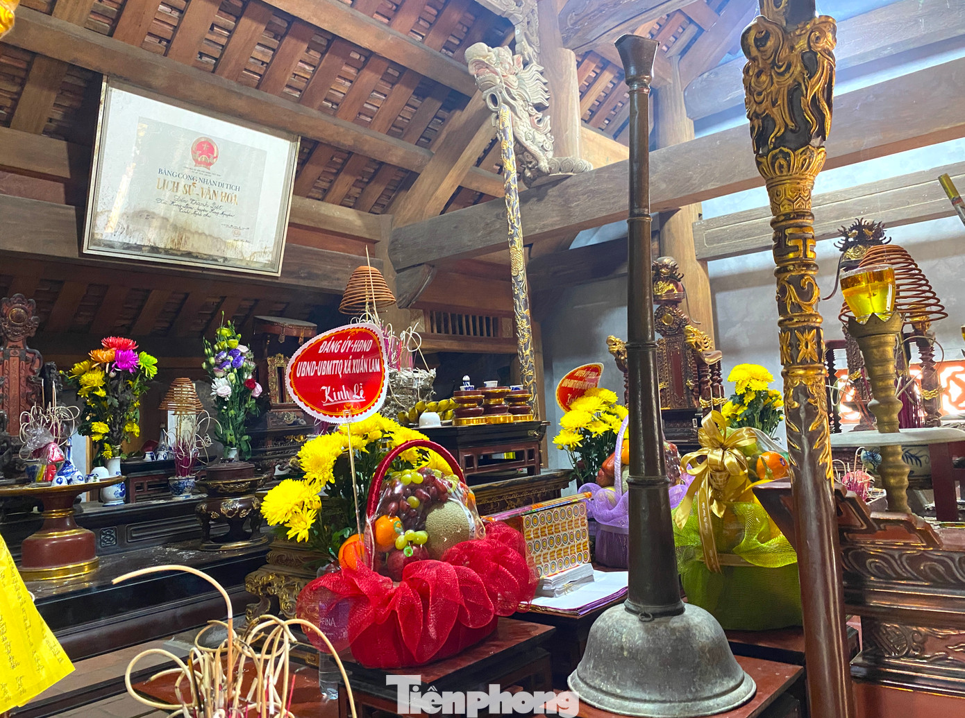 Tại đền còn lưu giữ được nhiều hiện vật, đồ tế khí cổ, có giá trị như thuyền rồng, kiệu, long ngai, bài vị, hài gỗ, kiếm gỗ, biển rước, 42 đạo sắc từ thời Lê đến thời Nguyễn...