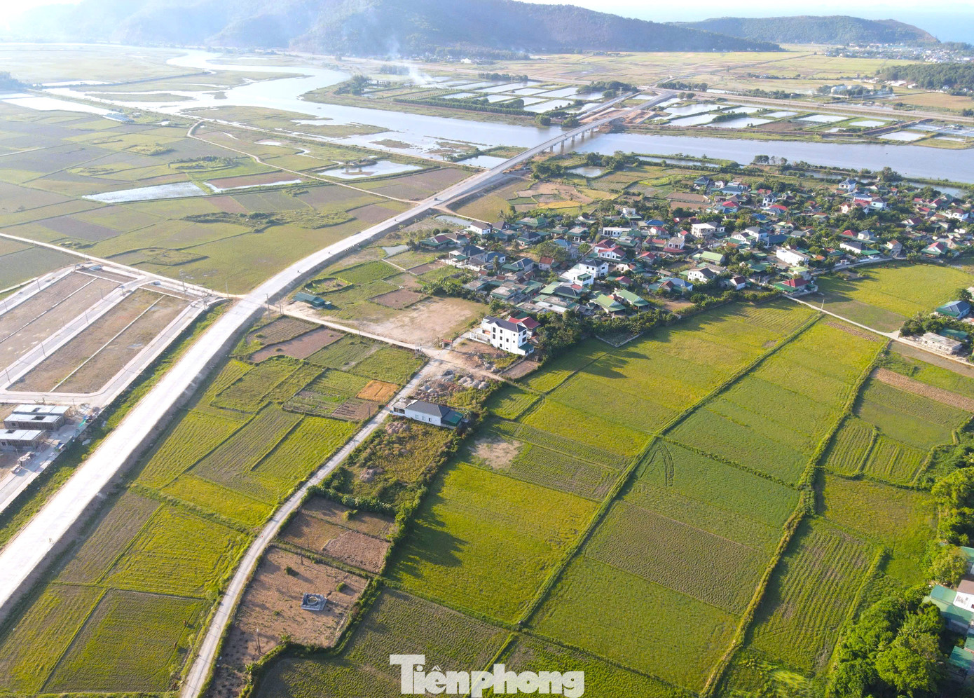 Tuyến đường ven biển qua địa bàn tỉnh Nghệ An kết nối từ Nghi Sơn (Thanh Hóa), đến Cửa Lò (Nghệ An) có chiều dài thực tế khoảng 60km. Dự án được triển khai thi công từ tháng 2/2022 với tổng mức đầu tư hơn 4.650 tỷ đồng. Trong đó, chi phí xây lắp là hơn 3.200 tỷ đồng, chi phí giải phóng mặt bằng là hơn 930 tỷ đồng, chi phí dự phòng và chi phí khác là hơn 515 tỷ đồng.