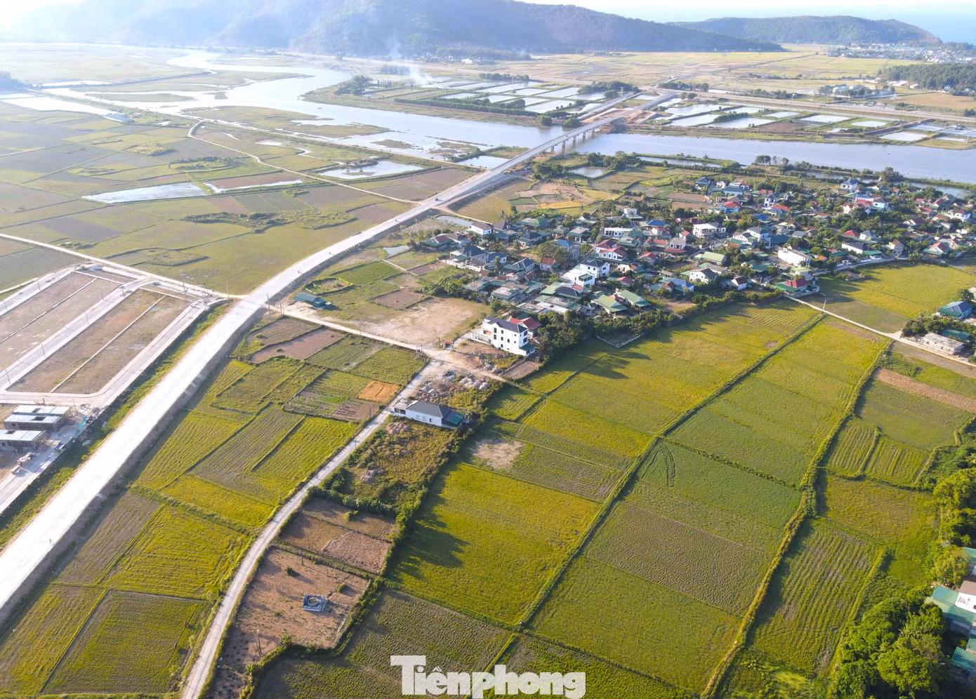 Tuyến đường ven biển qua địa bàn tỉnh Nghệ An kết nối từ Nghi Sơn (Thanh Hóa), đến Cửa Lò (Nghệ An) có chiều dài thực tế khoảng 60km. Dự án được triển khai thi công từ tháng 2/2022 với tổng mức đầu tư hơn 4.650 tỷ đồng. Trong đó, chi phí xây lắp là hơn 3.200 tỷ đồng, chi phí giải phóng mặt bằng là hơn 930 tỷ đồng, chi phí dự phòng và chi phí khác là hơn 515 tỷ đồng.