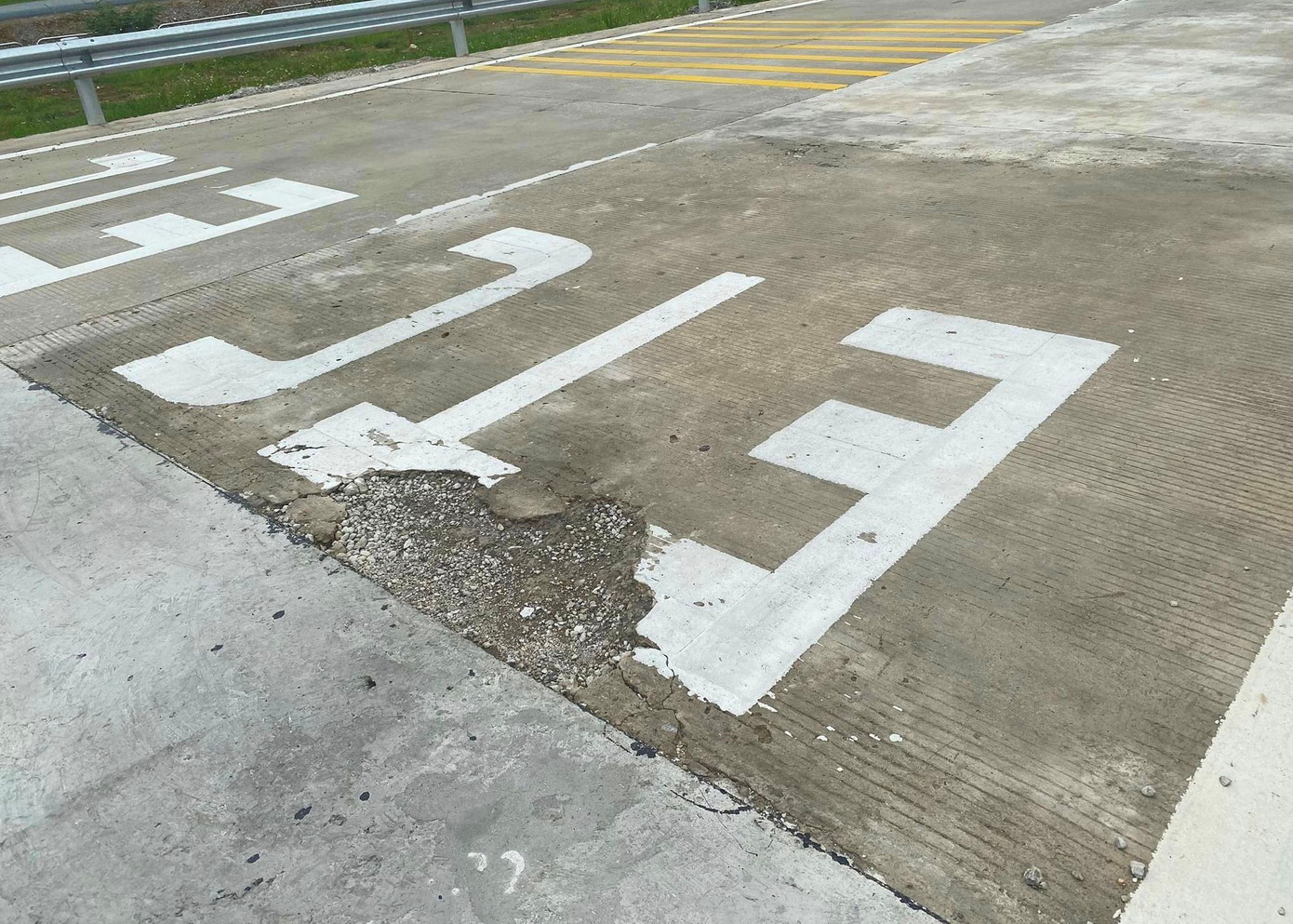 Doanh nghiệp dự án cho biết, vị trí bị bong tróc là điểm xây dựng đảo chia làn thu phí nhưng chưa được thi công. Để phục vụ thông xe, nhà thầu đã đổ tạm bê tông mác thấp.