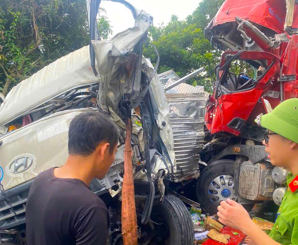 Cabin 2 chiếc xe bị hư hỏng, bẹp dúm khiến tài xế mắc kẹt bên trong. Người dân phải dùng dây thừng kéo giãn cabin để giải cứu tài xế ra ngoài.