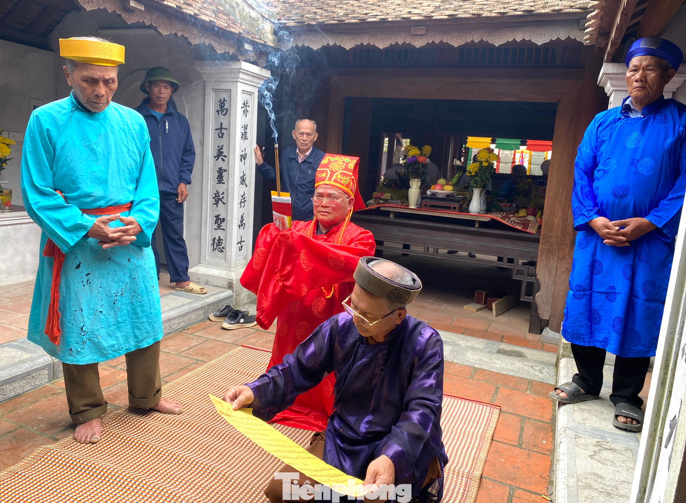 Sau buổi làm lễ trên sông, đoàn nghi lễ tiếp tục về làm lễ tại đền với nghi thức truyền thống trang nghiêm.