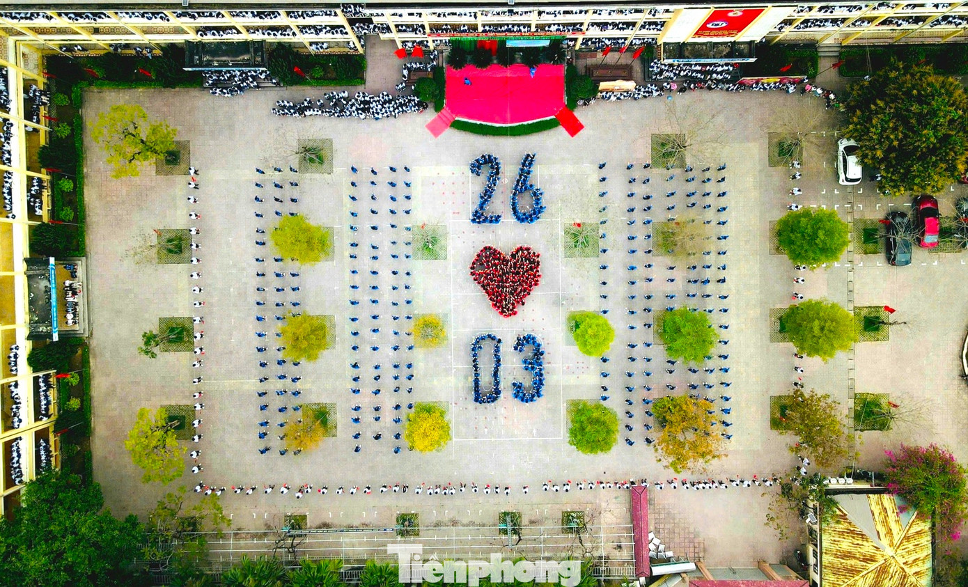 Hàng trăm đoàn viên thanh niên trường THPT Quỳnh Lưu 1 xếp hình bản đồ Tổ quốc và ngày thành lập Đoàn 26/3.