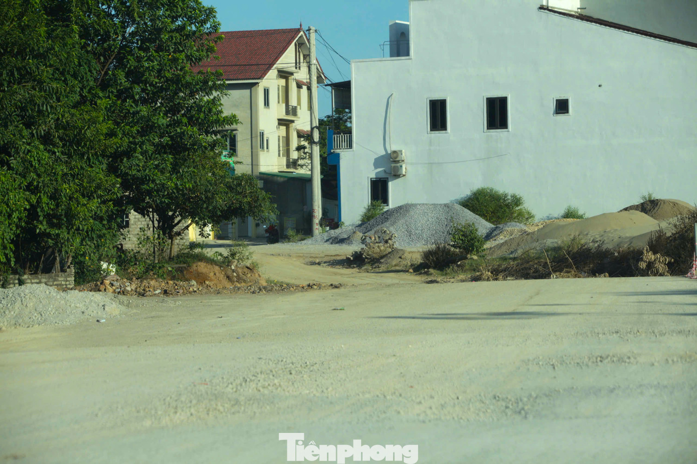 Về công tác giải phóng mặt bằng (GPMB), hiện đã bàn giao 58,88 km/59,9 km, đạt 98,2%. Còn lại 1,02 km bị vướng chưa được bàn giao. Trong đó: Thị xã Hoàng Mai còn lại 0,04 km; huyện Quỳnh Lưu còn lại 0,43 km; huyện Diễn Châu còn lại 0,05 km; huyện Nghi Lộc còn lại 0,5 km. Về công tác giải phóng mặt bằng (GPMB), hiện đã bàn giao 58,88 km/59,9 km, đạt 98,2%. Còn lại 1,02 km bị vướng chưa được bàn giao. Trong đó: Thị xã Hoàng Mai còn lại 0,04 km; huyện Quỳnh Lưu còn lại 0,43 km; huyện Diễn Châu còn lại 0,05 km; huyện Nghi Lộc còn lại 0,5 km.