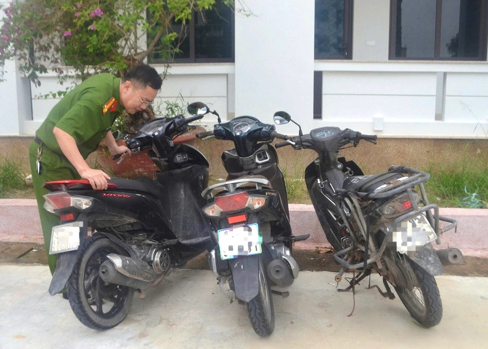 Xe máy của các đối tượng sử dụng để đi trộm cắp dây cáp điện. Xe máy của các đối tượng sử dụng để đi trộm cắp dây cáp điện.