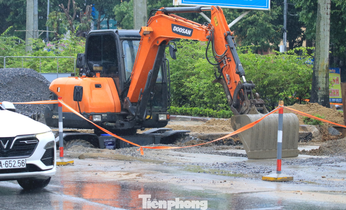 Về biện pháp thi công cùng đào lên nhiều điểm để thi công cống gây ách tắc đường khiến người dân bức xúc, Ban QLDA đầu tư và xây dựng thành phố Vinh cho biết, đơn vị thi công cùng làm nhiều điểm để cho hoàn thiện cùng lúc. Tuy nhiên thời gian vừa qua có mưa nên các điểm thi công cống chưa được hoàn trả mặt bằng dẫn đến dở dang.