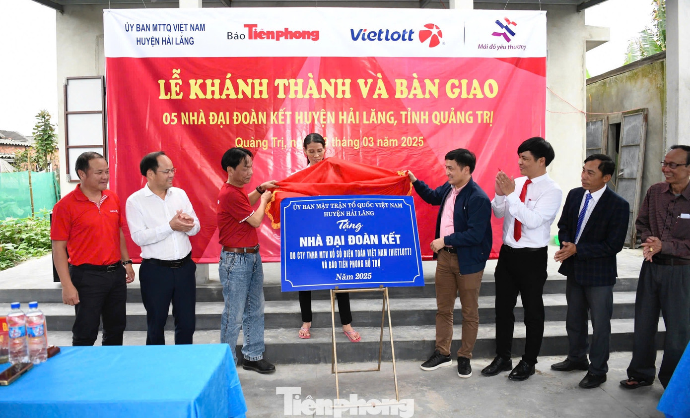 Các đại biểu thực hiện nghi thức khánh thành, trao nhà Đại đoàn kết tặng gia đình bà Lê Thị Tháp.