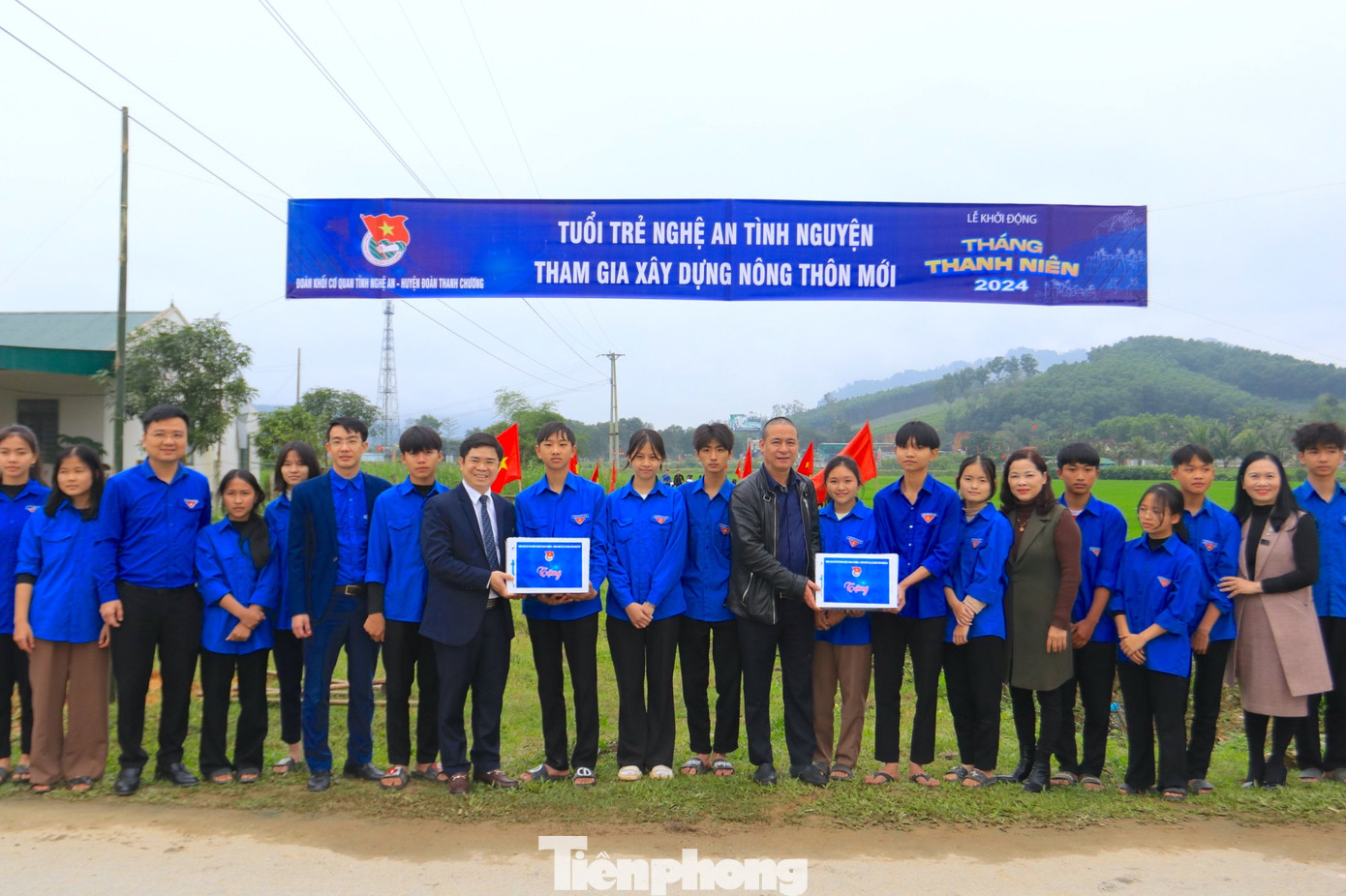 Ông Trình Văn Nhã - Chủ tịch UBND huyện Thanh Chương và Nhà báo Trần Quang Long - Trưởng Văn phòng đại diện Báo Tiền Phong tại Bắc Trung Bộ trao quà khích lệ các đoàn viên thanh niên tình nguyện tham gia xây dựng nông thôn mới, các công trình phần việc thanh niên ý nghĩa. Ông Trình Văn Nhã - Chủ tịch UBND huyện Thanh Chương và Nhà báo Trần Quang Long - Trưởng Văn phòng đại diện Báo Tiền Phong tại Bắc Trung Bộ trao quà khích lệ các đoàn viên thanh niên tình nguyện tham gia xây dựng nông thôn mới, các công trình phần việc thanh niên ý nghĩa.