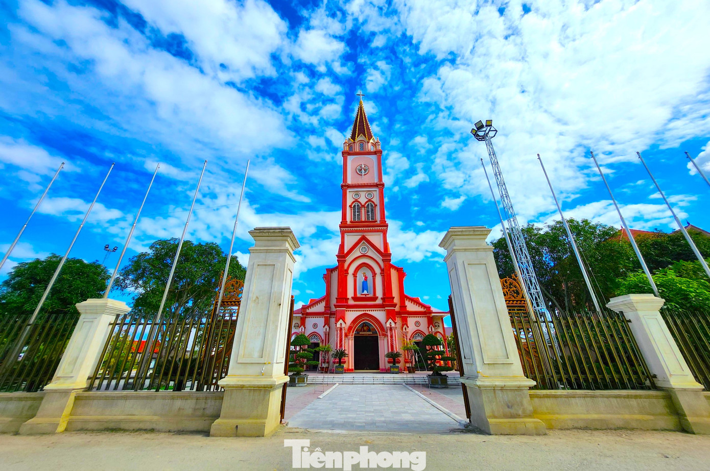 Nhà thờ Giáo xứ Kẻ Gai đóng ở xã Hưng Tây (huyện Hưng Nguyên, Nghệ An), nằm ở phía Tây Bắc của thành phố Vinh. Giáo xứ Kẻ Gai có 5 giáo họ. Để đón chào mùa Giáng sinh mới, các con đường dẫn đến nhà thờ và trong khuôn viên đều đã được trang trí sạch đẹp. Ban đêm nhà thờ đẹp lung linh bởi hàng nghìn bộ đèn nháy lấp lánh. Nhà thờ Giáo xứ Kẻ Gai đóng ở xã Hưng Tây (huyện Hưng Nguyên, Nghệ An), nằm ở phía Tây Bắc của thành phố Vinh. Giáo xứ Kẻ Gai có 5 giáo họ. Để đón chào mùa Giáng sinh mới, các con đường dẫn đến nhà thờ và trong khuôn viên đều đã được trang trí sạch đẹp. Ban đêm nhà thờ đẹp lung linh bởi hàng nghìn bộ đèn nháy lấp lánh.