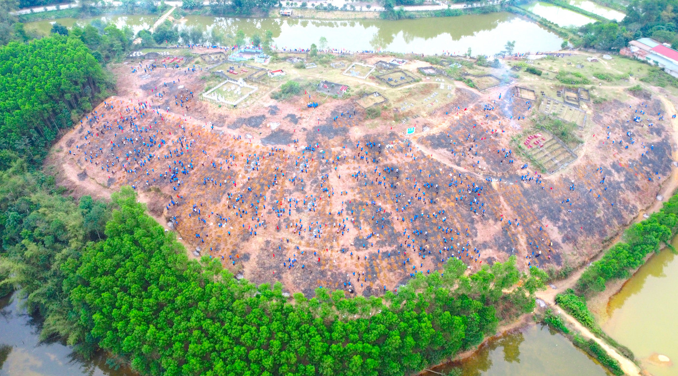 Theo đó, hơn 1.300 giáo viên và học sinh toàn trường đã ra quân thực hiện chương trình trồng cây nhân dịp đầu năm mới tại khuôn viên Khu trải nghiệm của trường THPT Thanh Chương 3. Theo đó, hơn 1.300 giáo viên và học sinh toàn trường đã ra quân thực hiện chương trình trồng cây nhân dịp đầu năm mới tại khuôn viên Khu trải nghiệm của trường THPT Thanh Chương 3.