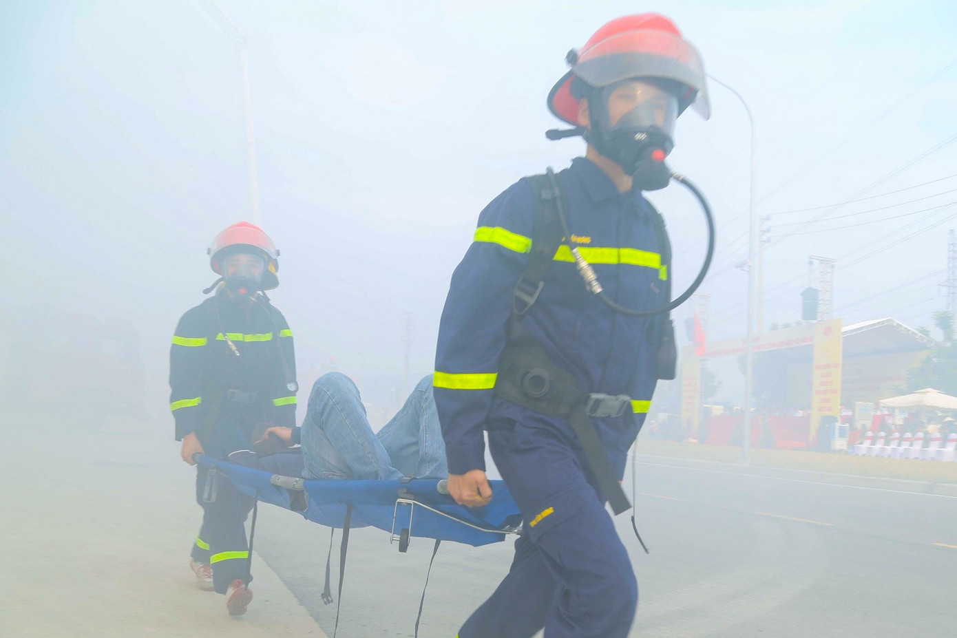 Song song với đó, cảnh sát tiến hành cứu hộ, cứu nạn những người bị mắc kẹt, bị thương trong hiện trường vụ cháy ra ngoài để đưa đi cấp cứu an toàn.