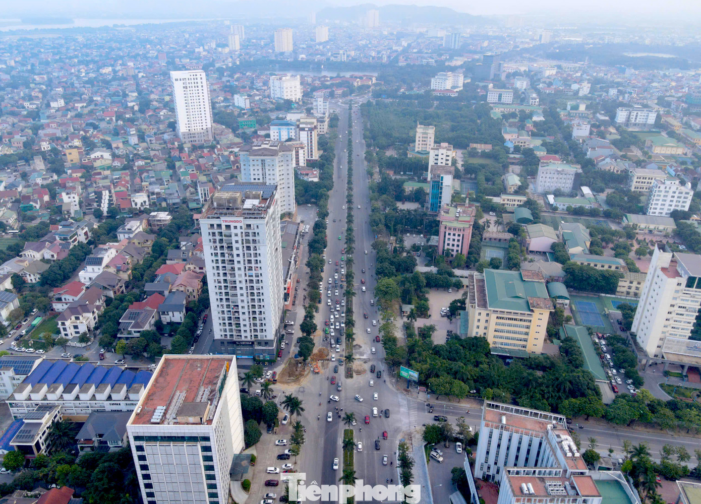 Cụ thể, công trình nói trên nằm trong dự án đầu tư nâng cấp tổng thể đại lộ Lê Nin từ ngã tư sân bay Vinh đến Quảng trường Hồ Chí Minh. Dự án có tổng mức đầu tư 560 tỷ đồng được chia làm 2 giai đoạn.
