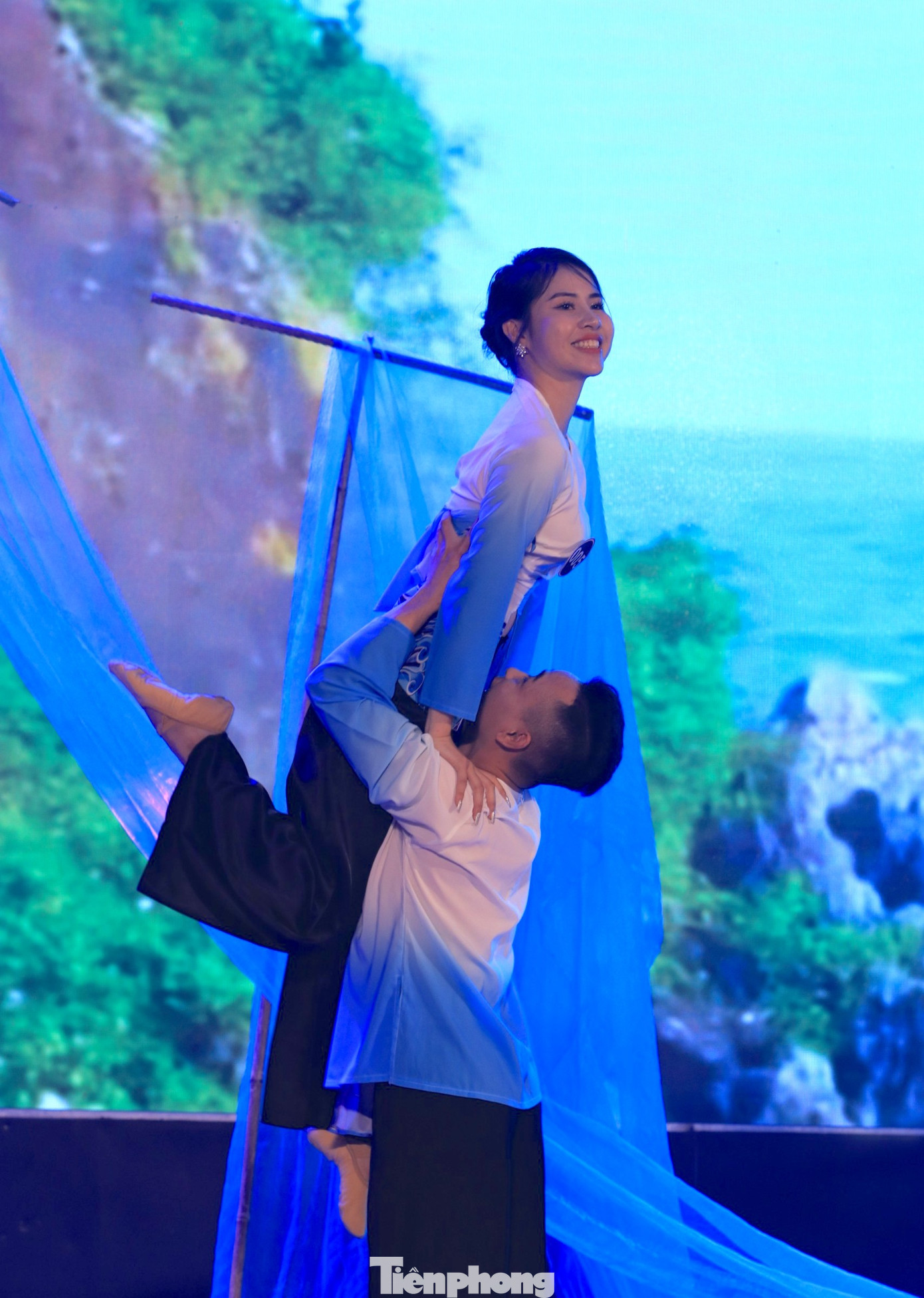 Thí sinh Nguyễn Thị Phương (SN 1999; Quê phường Nghi Thủy, thị xã Cửa Lò) thể hiện tài năng qua bài thi múa đặc sắc cùng bạn diễn.