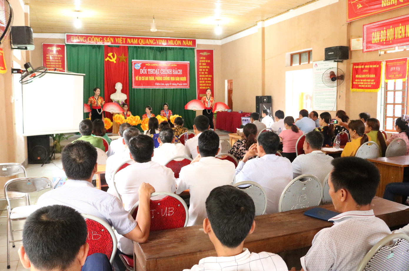 Những năm qua, Hội Liên hiệp Phụ nữ huyện Kỳ Sơn thường xuyên tổ chức các buổi đối thoại, tuyên truyền về bình đẳng giới, tội phạm mua bán người cho chị em phụ nữ và người dân trên địa bàn. (Ảnh: Lữ Phú).