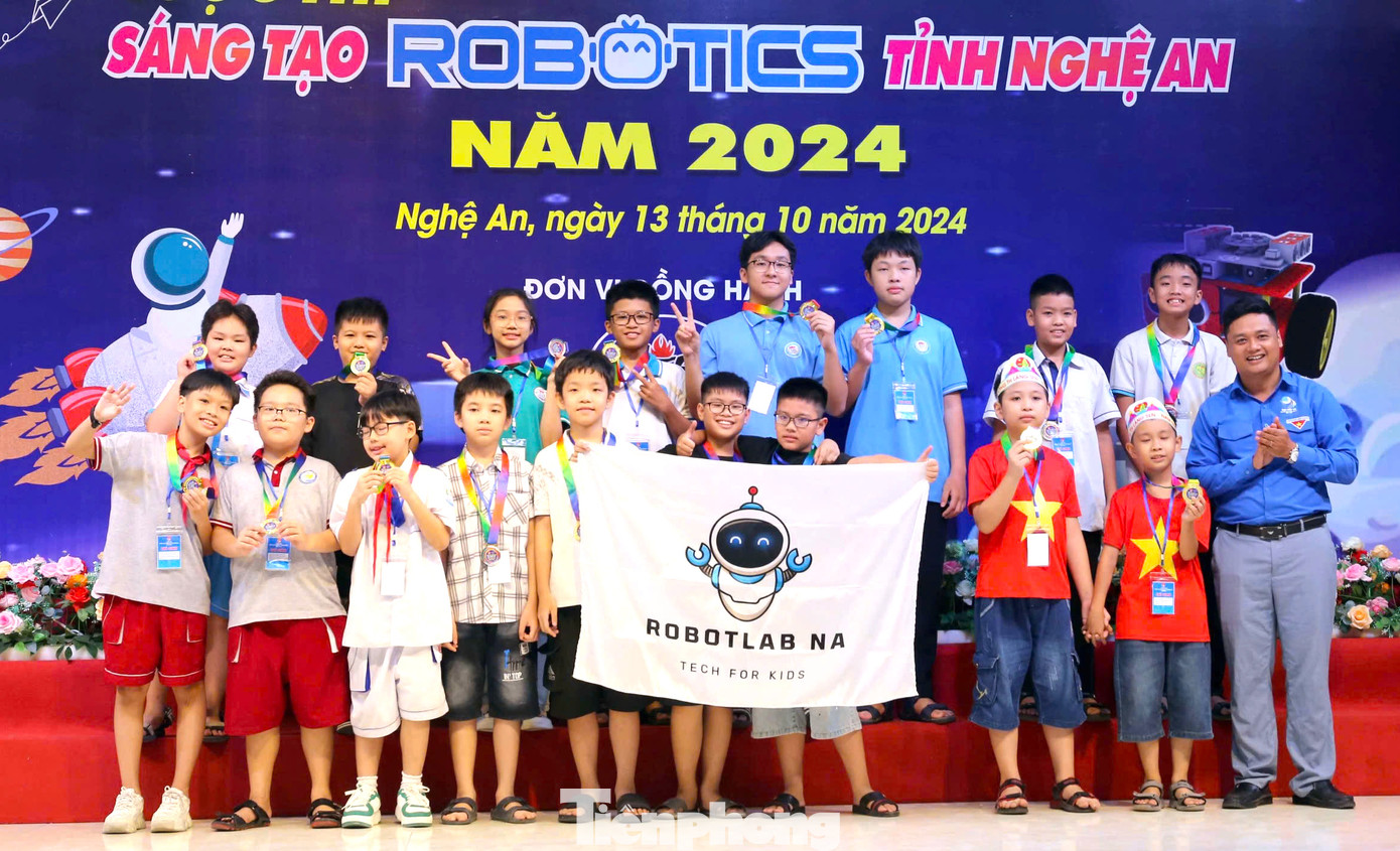 Các đội thi đạt giải vàng cuộc thi.