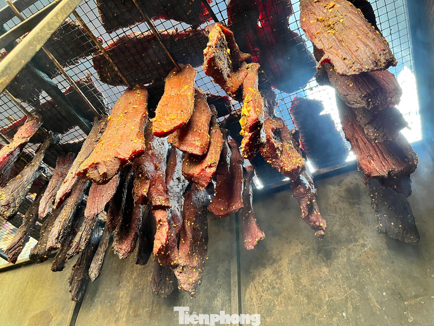 Khi người miền xuôi lên miền ngược công tác thấy thịt trâu, bò giàng ngon nên mua về ăn, làm quà. Món thịt trâu, bò giàng sau đó được biết đến rộng rãi. Từ đó, món ăn dân dã đã thành đặc sản của người miền xuôi, nhất là dịp Tết Nguyên đán, người dân thường tìm mua về để làm quà biếu. Khi người miền xuôi lên miền ngược công tác thấy thịt trâu, bò giàng ngon nên mua về ăn, làm quà. Món thịt trâu, bò giàng sau đó được biết đến rộng rãi. Từ đó, món ăn dân dã đã thành đặc sản của người miền xuôi, nhất là dịp Tết Nguyên đán, người dân thường tìm mua về để làm quà biếu.